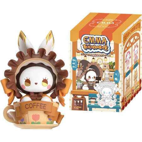 Hasenfigur mit Haube in Kaffeetasse steht neben bunter Verpackung, die das gleiche Motiv zeigt.