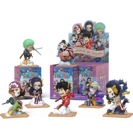 Sieben bunte One Piece-Figuren stehen vor ihren passenden Gear-5-Boxen.