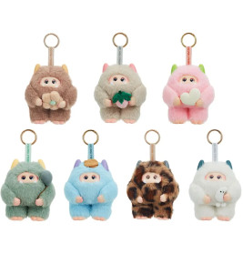 Sieben bunte Yeti-Plüschanhänger mit verschiedenen Gegenständen, in zwei Reihen auf weißem Hintergrund angeordnet.