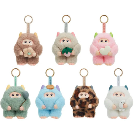 Sieben bunte Yeti-Plüschanhänger mit verschiedenen Gegenständen, in zwei Reihen auf weißem Hintergrund angeordnet.