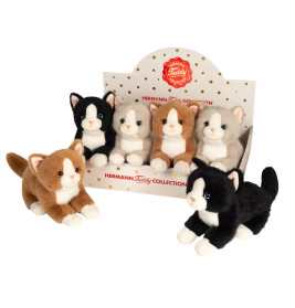 Sechs Plüschkätzchen in verschiedenen Farben in einer Box der Hermann Teddy Collection ausgestellt.