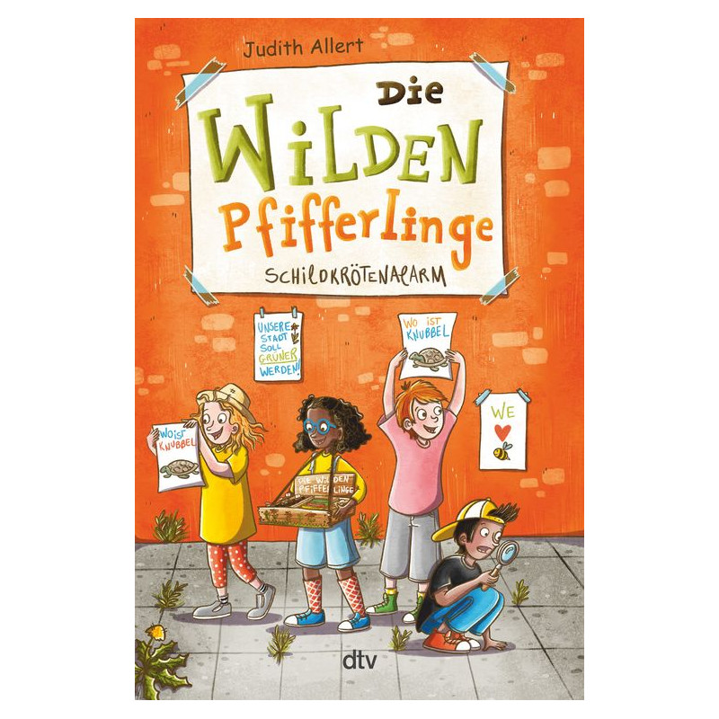 Vier Kinder stehen auf dem Gehweg, halten Schilder und eine Kiste. Im Hintergrund ist eine orangefarbene Wand.