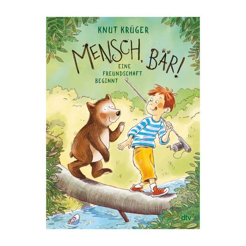Ein Junge und ein Bär lächeln auf einem Ast über einem Bach Buchtitel: Mensch, Bär! von Knut Krüger.