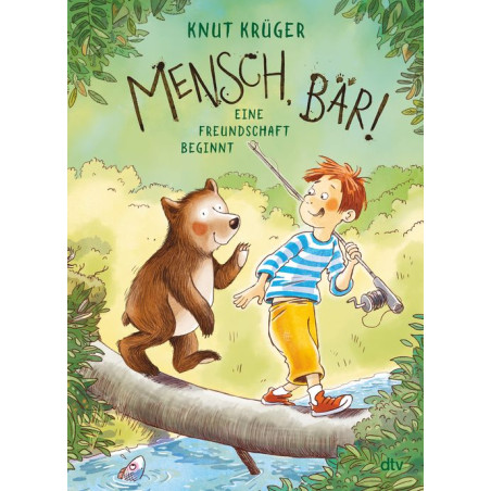 Ein Junge und ein Bär lächeln auf einem Ast über einem Bach Buchtitel: Mensch, Bär! von Knut Krüger.