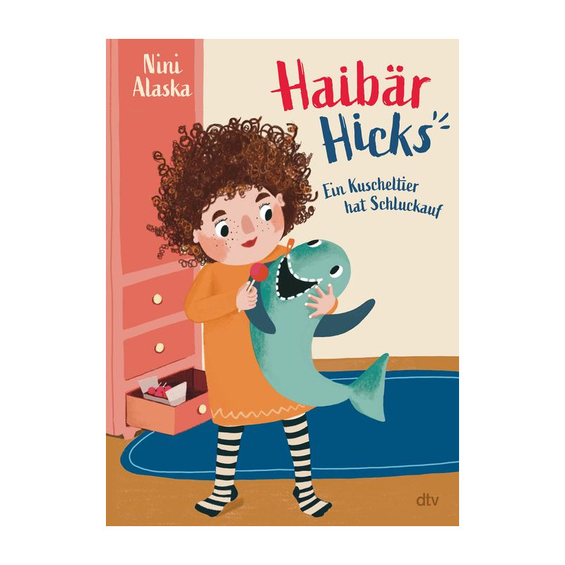 Buchcover: Ein lockiges Kind umarmt einen lächelnden Stoffhai in einem gemütlichen Zimmer. Titel: Haibär Hicks.
