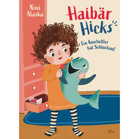 Buchcover: Ein lockiges Kind umarmt einen lächelnden Stoffhai in einem gemütlichen Zimmer. Titel: Haibär Hicks.