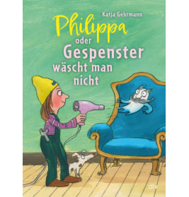 Mädchen trocknet erschrockene Geisterkatze mit Föhn vor blauem Sessel.