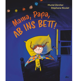 Kind liegt mit Buch, Brille und Katzenmütze im Bett offene Tür und bunte Lichter im Hintergrund.