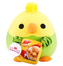 Runder Plüschvogel hält eine Packung Eggo-Waffeln, am Flügel ist ein Snackles-Etikett befestigt.