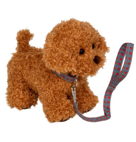 Ein brauner Plüschhund mit lockigem Fell trägt ein blau-rotes Halsband und eine passende Leine.