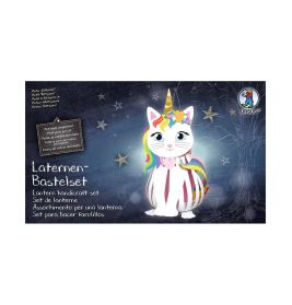 Laternen-Bastelset mit einer Cartoon-Einhornkatze mit Regenbogenmähne auf blauem, sternenbesetzten Hintergrund.