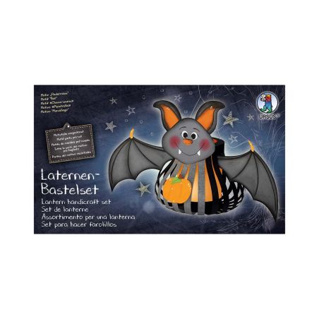 Box eines Laternen-Bastelsets mit niedlicher Fledermaus und Kürbis vor sternennächtlichem Hintergrund.