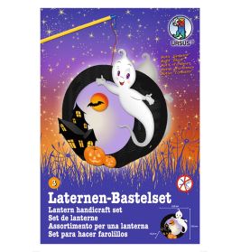Ein lächelnder Geist mit Kürbislaterne schwebt vor einem Spukhaus auf einer bunten Bastelset-Verpackung.