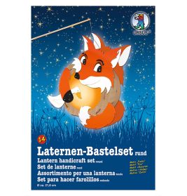 Ein Cartoonfuchs hält eine runde Laterne vor nächtlichem Sternenhimmel, darunter mehrsprachiger Laternenbausatz-Text.