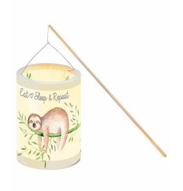 Laterne mit Faultier auf Ast und dem Schriftzug Eat Sleep & Repeat, hängend an einem Stock.