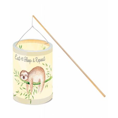 Laterne mit Faultier auf Ast und dem Schriftzug Eat Sleep & Repeat, hängend an einem Stock.