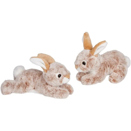 Zwei Plüschhasen mit braun-weißem Fell liegen auf weißem Hintergrund und schauen sich an.