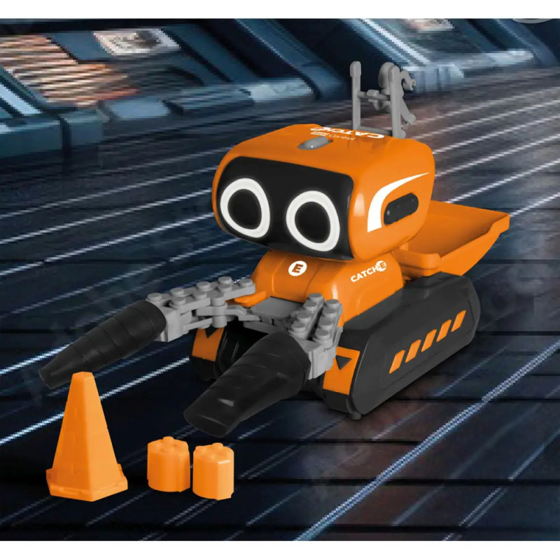 Orange-schwarzer Spielzeugroboter mit großen Augen, Klauenarmen und Ketten, neben Kegeln auf futuristischem Boden.