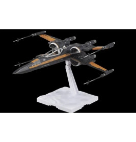 Ein schwarz-oranges X-Wing-Modell steht auf einem weißen Sockel vor schwarzem Hintergrund.