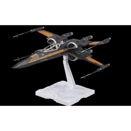 Ein schwarz-oranges X-Wing-Modell steht auf einem weißen Sockel vor schwarzem Hintergrund.