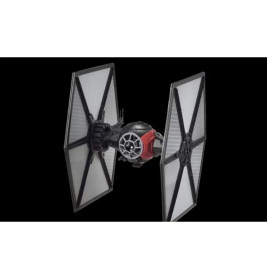 Ein schwarz-weißer TIE-Fighter mit großen Seitenpanelen vor schwarzem Hintergrund.