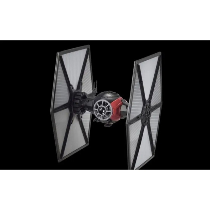Ein schwarz-weißer TIE-Fighter mit großen Seitenpanelen vor schwarzem Hintergrund.