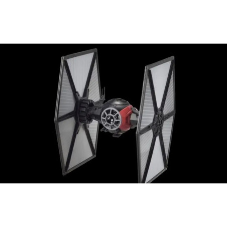 Ein schwarz-weißer TIE-Fighter mit großen Seitenpanelen vor schwarzem Hintergrund.