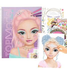 Spiralblock mit Mädchenzeichnung, Pastellstiften, Stickern und weiterer Zeichnung eines Mädchens mit blauen Haaren.