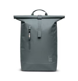 Minimalistischer grauer Rolltop-Rucksack mit Frontreißverschlusstasche und GOT BAG.-Logo unten rechts.