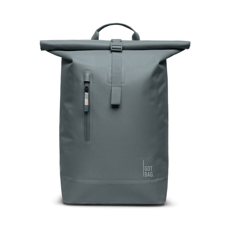 Minimalistischer grauer Rolltop-Rucksack mit Frontreißverschlusstasche und GOT BAG.-Logo unten rechts.