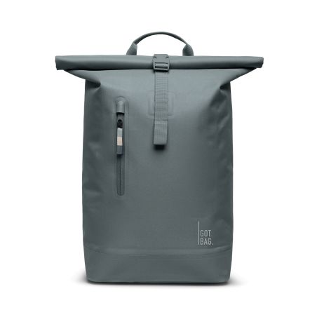 Minimalistischer grauer Rolltop-Rucksack mit Frontreißverschlusstasche und GOT BAG.-Logo unten rechts.