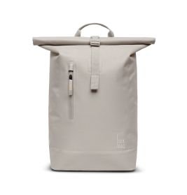 Beiger Rolltop-Rucksack mit Frontreißverschluss, Henkel und GOT BAG-Logo unten rechts.