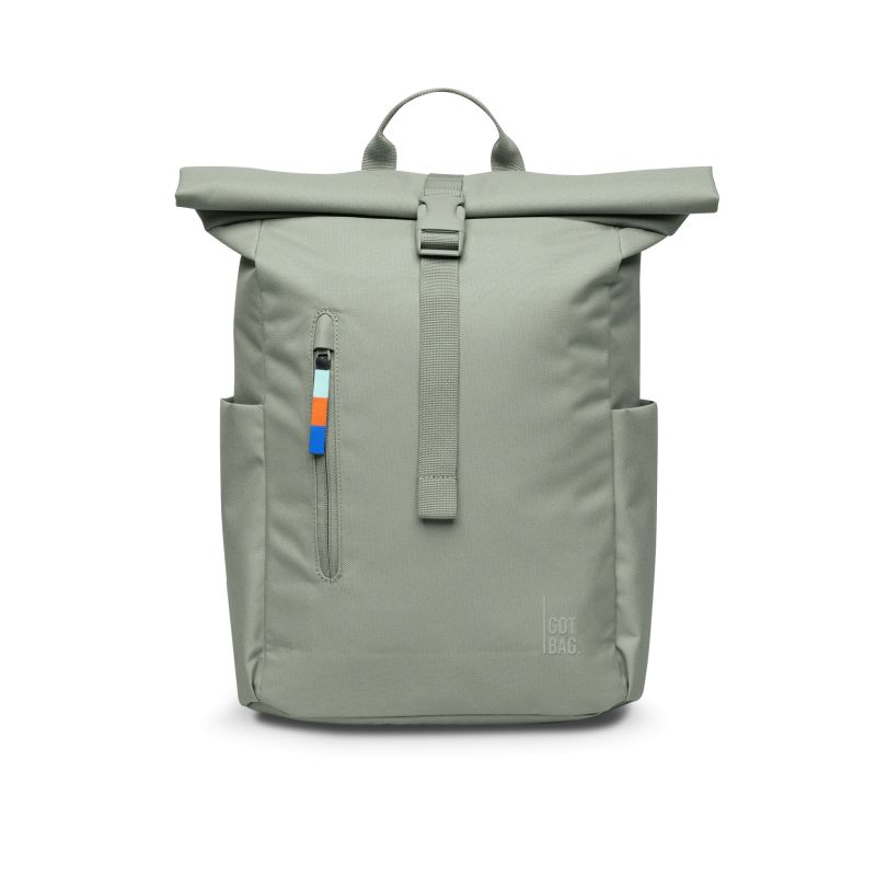 Hellgrauer Rolltop-Rucksack mit Seitentaschen, Frontreißverschluss und blau-rot-weißem Zipper.