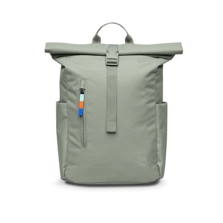 Hellgrauer Rolltop-Rucksack mit Seitentaschen, Frontreißverschluss und blau-rot-weißem Zipper.