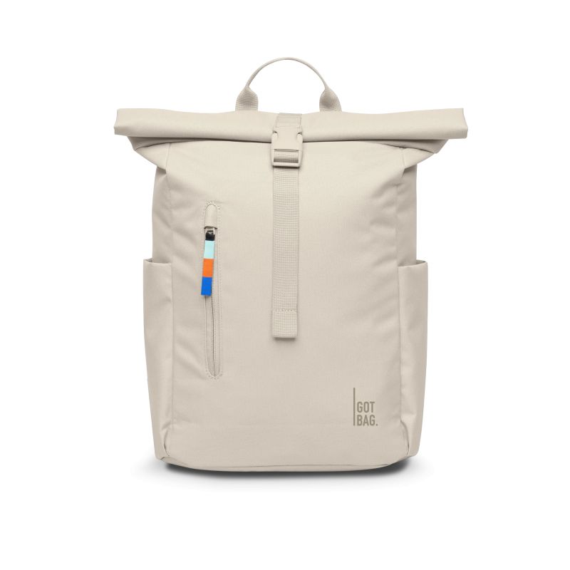 Beiger Rolltop-Rucksack mit Frontreißverschlusstasche, Seitentaschen und farbigem Reißverschluss.
