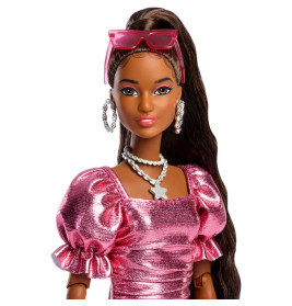 Barbie Deluxe Style-Modepuppe  6 in korallfarbenem Metallic-Kleid mit ballonförmigem Saum und silber