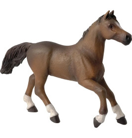 Braunes Spielzeugpferd mit weißen Beinen und erhobenem Vorderhuf wirkt, als wäre es im Schritt.