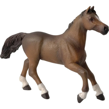 Braunes Spielzeugpferd mit weißen Beinen und erhobenem Vorderhuf wirkt, als wäre es im Schritt.