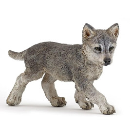 Realistische Figur eines jungen Grauwolfs, der mit erhobener rechter Pfote geht.