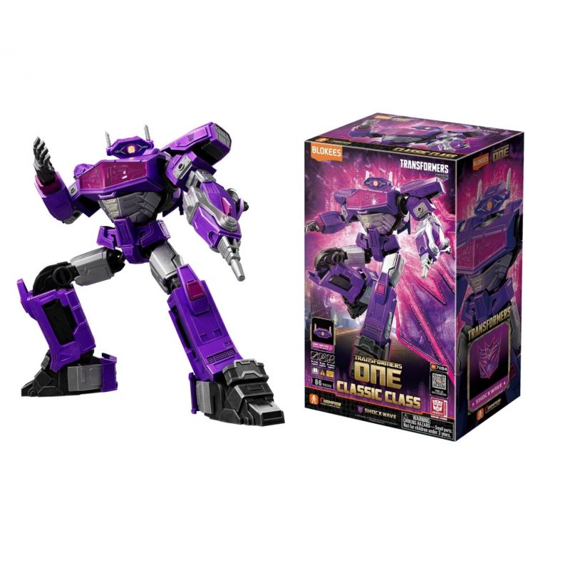 Eine violette Roboterfigur steht neben ihrer bunten, markierten Transformers-Spielzeugverpackung.