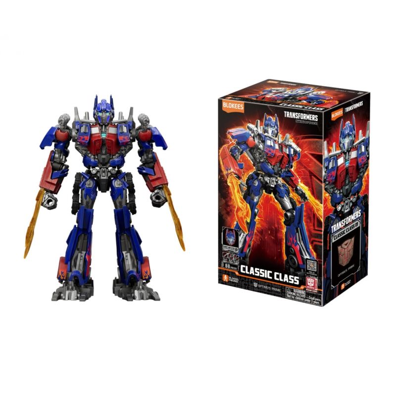 Optimus-Prime-Actionfigur mit zwei Schwertern steht neben der Verpackung der Transformers Classic Class.