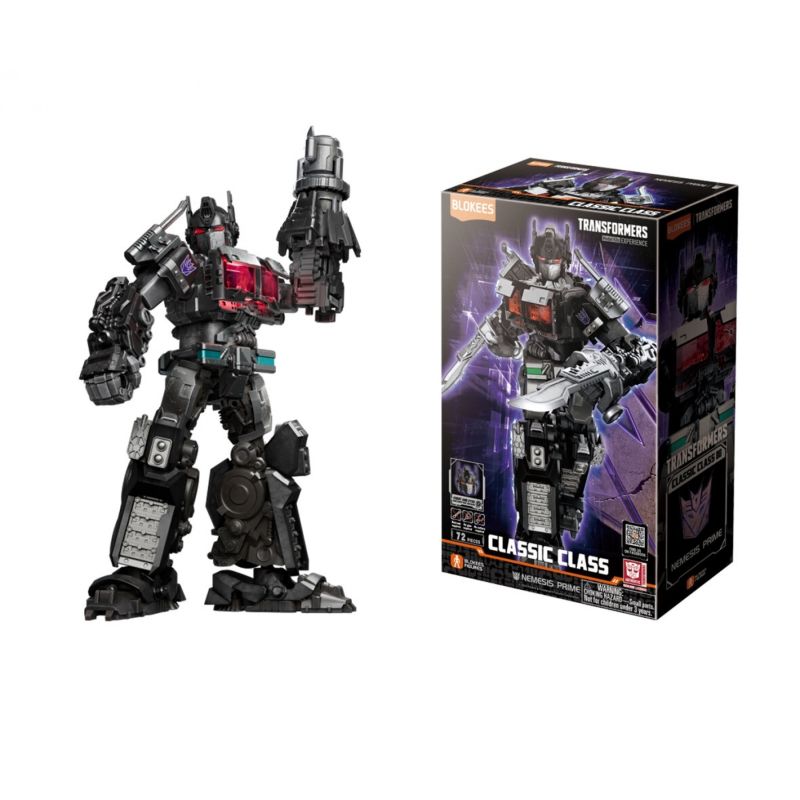 Schwarz-rote Roboterfigur steht neben ihrer Verpackung mit der Aufschrift "Transformers Classic Class".