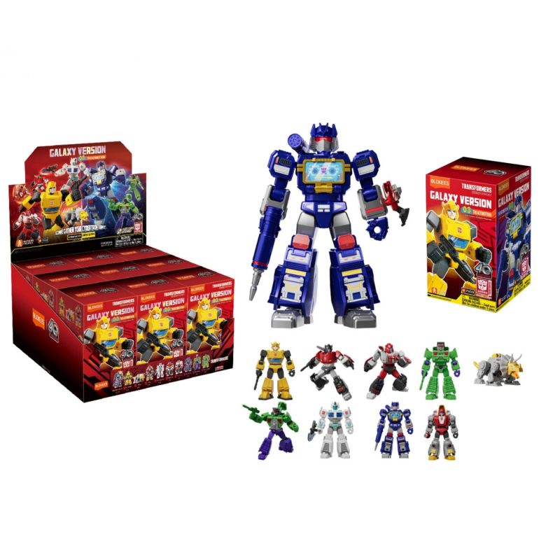 Verschiedene Roboter-Spielzeuge, darunter ein großer blauer Roboter, kleine Figuren und bunte Galaxy Version-Verpackung.