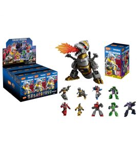 Verschiedene Roboter-Actionfiguren, darunter ein feuerspeiender Dinosaurier, sowie zwei Schachteln mit Spielzeugverpackung.