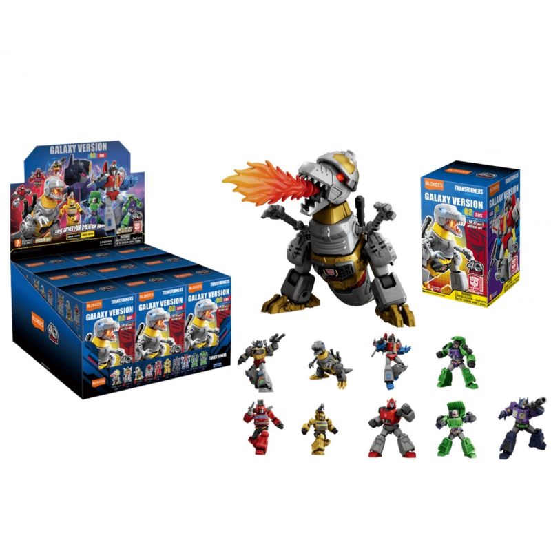 Verschiedene Roboter-Actionfiguren, darunter ein feuerspeiender Dinosaurier, sowie zwei Schachteln mit Spielzeugverpackung.