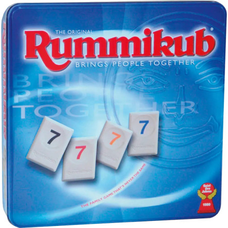 Blaue Rummikub-Box mit vier Spielsteinen, die jeweils die Zahl 7 in Schwarz, Rot, Blau und Orange zeigen.