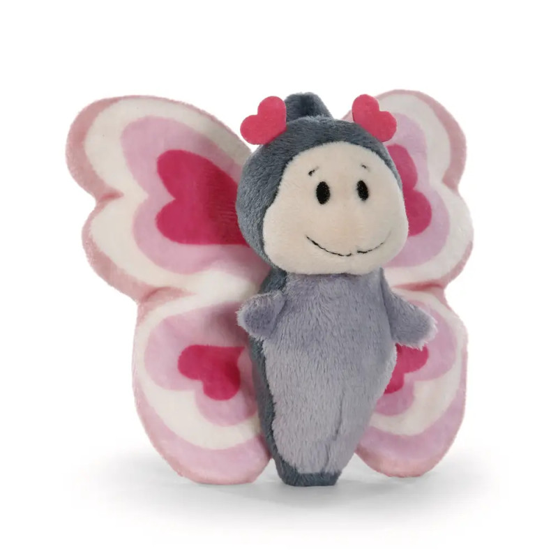 Plüsch-Schmetterling mit herzförmigen Flügeln und rosa Herz-Fühlern, steht aufrecht und lächelt.