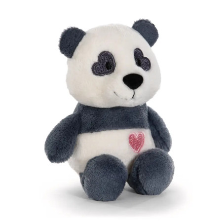 Plüsch-Panda mit herzförmigen Augen und rosa Herz auf der Brust sitzt aufrecht.