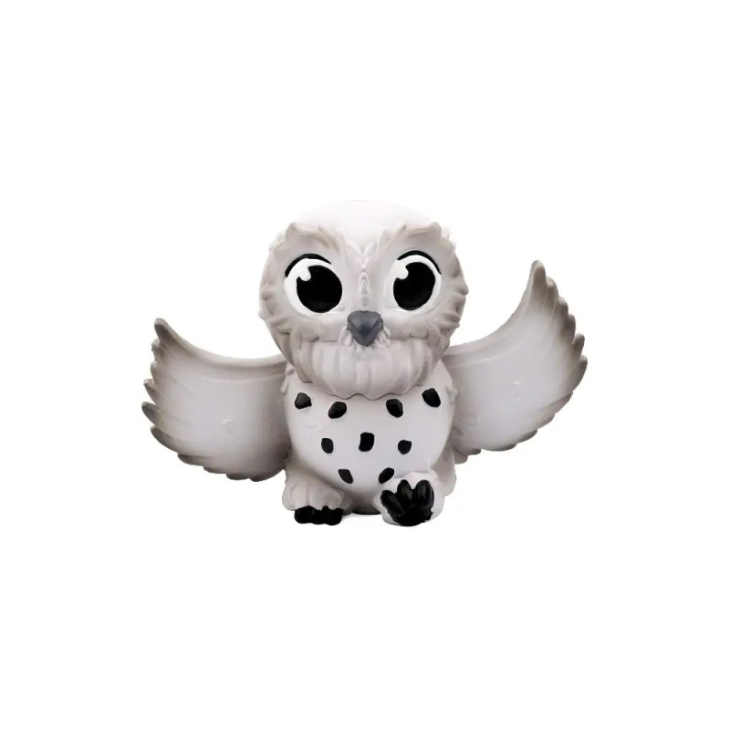 Weiße Eulenfigur mit ausgebreiteten Flügeln und schwarzen Flecken auf der Brust vor weißem Hintergrund.