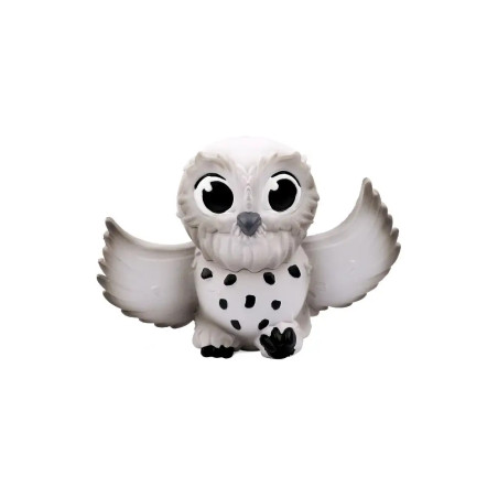 Weiße Eulenfigur mit ausgebreiteten Flügeln und schwarzen Flecken auf der Brust vor weißem Hintergrund.